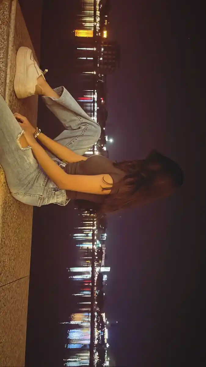 aesthetic-girl-poses-instagram-hidden-face-mirror-selfie-dp