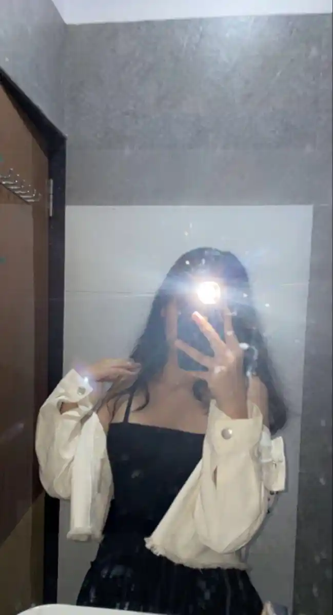 aesthetic-girl-poses-instagram-hidden-face-mirror-selfie-dp