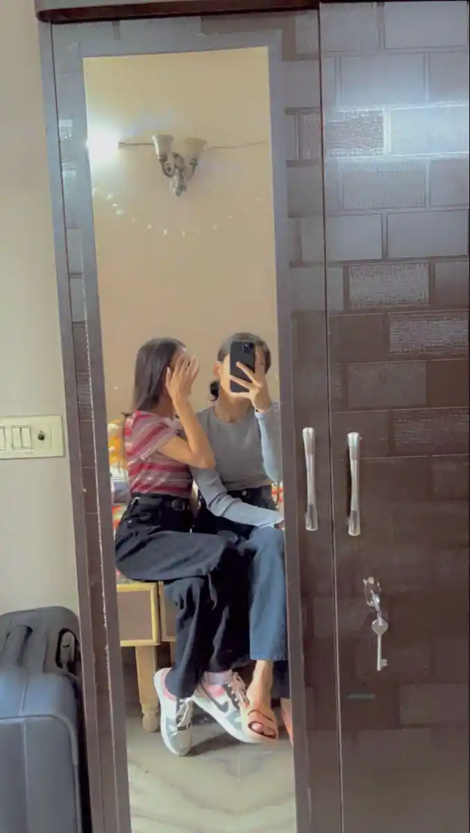 instagram-aesthetic-mirror-selfie