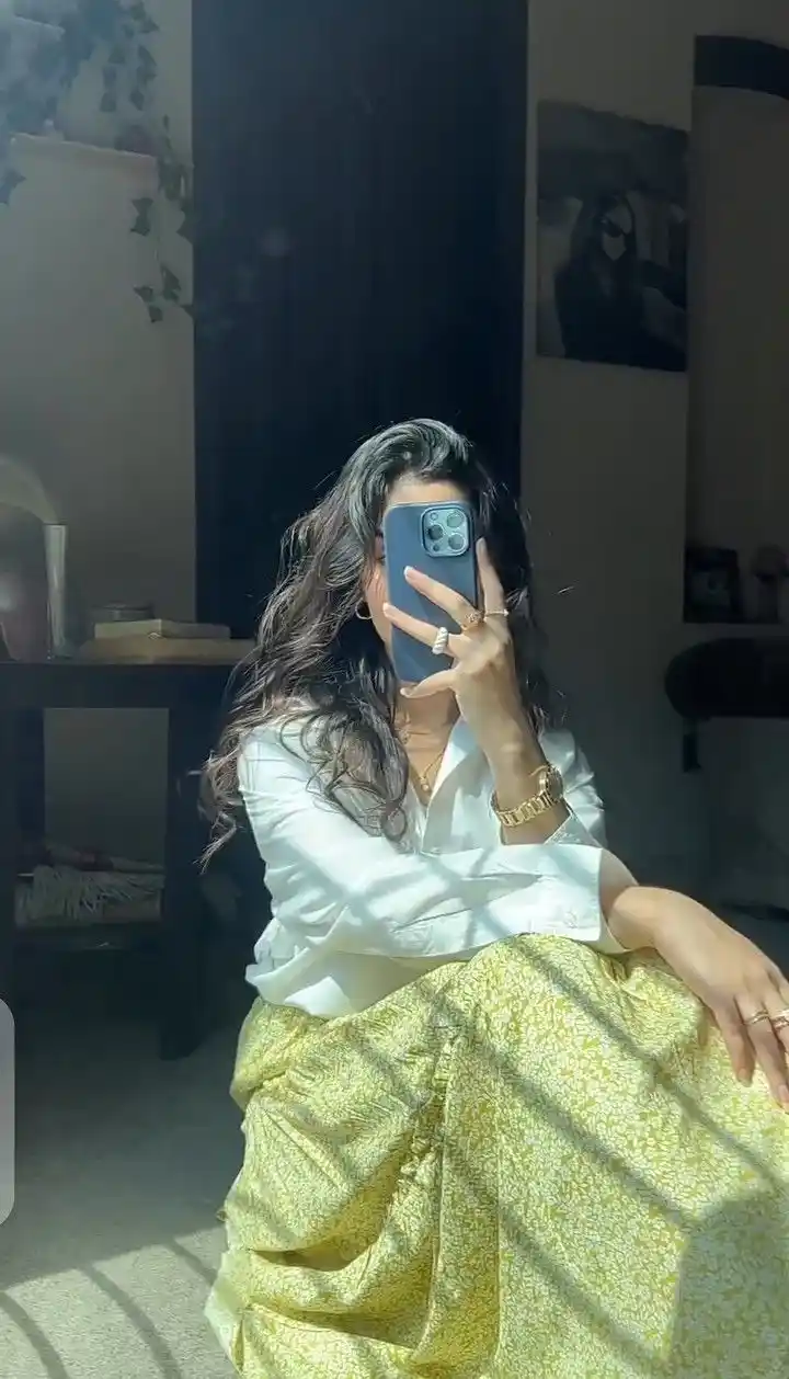 profile-hidden-face-mirror-selfie-dp