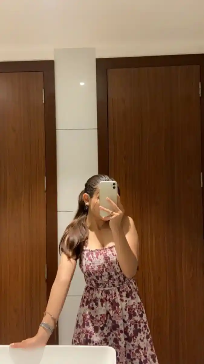 real-simple-girl-image-hide-face